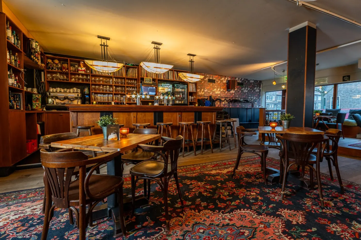 Bar met vinylplaten bij De Fabel