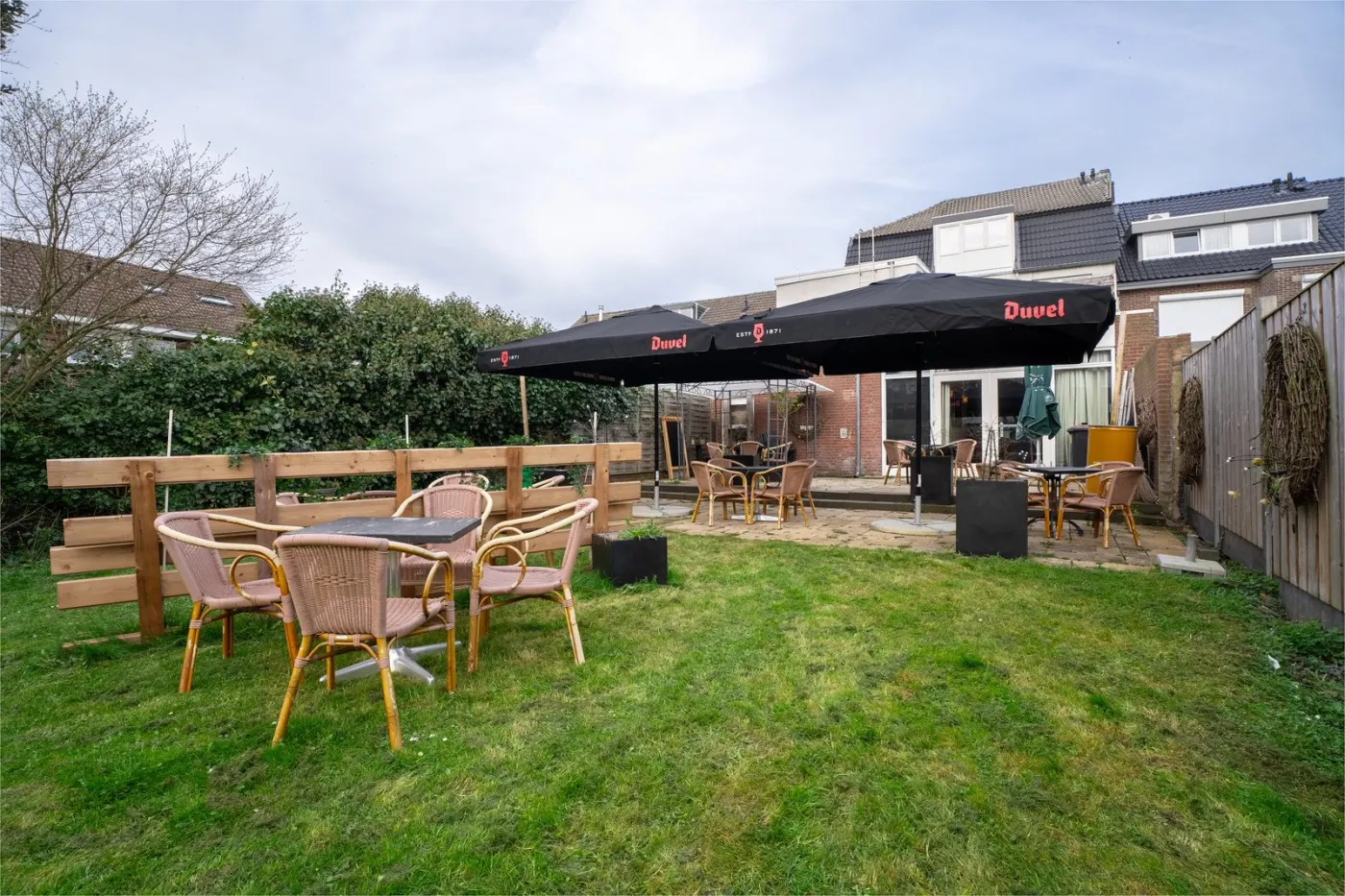 Tuin met Duvel-parasols bij De Fabel