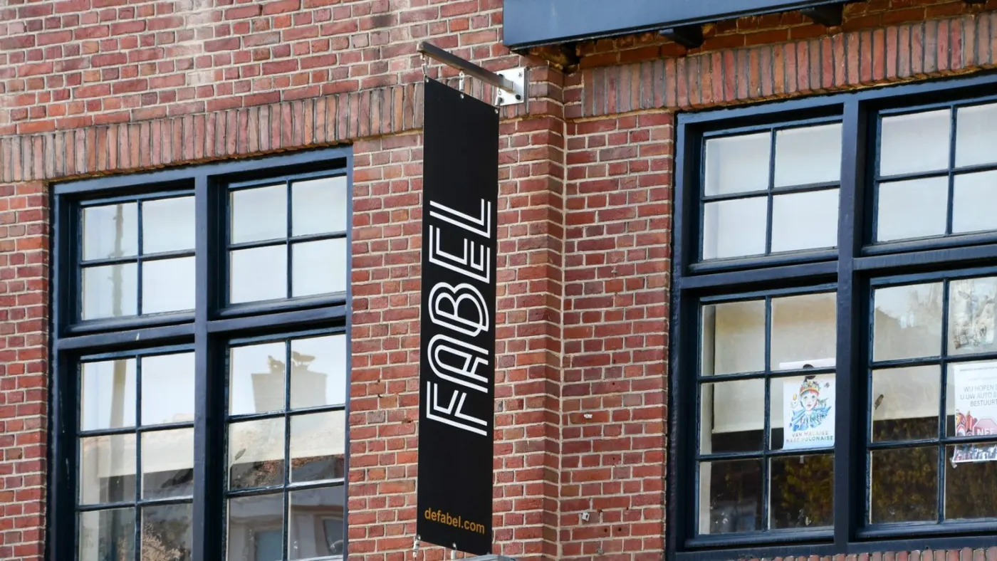 Gevel met FABEL-uithangbord